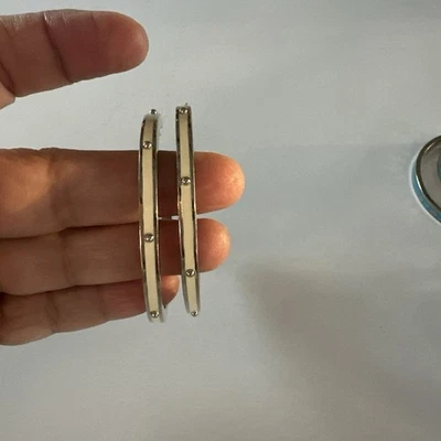 Pendientes de aro Coach esmaltados con bisagras en C en metal dorado con esmalte blanco Foto 1 de 4