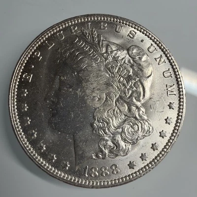 ¡Dólar de plata Morgan Ronda O 1888! ¡HERMOSA MONEDA SIN CIRCULAR! WOW! Huelga débil Foto 1 de 4