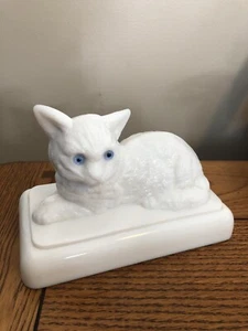 Antique Westmoreland Rare Blue Eyed Cat Kitten Milk Glass Bowl Candy Dish Top - Picture 1 of 7