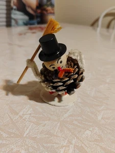 Vintage Tannenzapfen Schneemänner schwarz Zylinder Hut Putz Weihnachten bezaubernd schöner Zustand - Bild 1 von 6