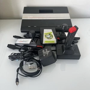 Console di sistema Atari 7800 Pro con 3 controller, cavo di alimentazione e gioco Frogger - Foto 1 di 7