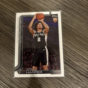 Tarjeta de novato insignia de DYLAN HARPER #202 2025-26 Topps NBA Baloncesto Espuelas - Imagen 1 de 2