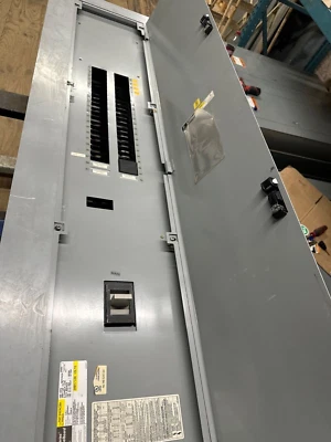 Panelboard GE AQF3424CBX 400A 208Y/120V 3PH MCB interior 42 Cir 400 Amp Panel Foto 1 de 4