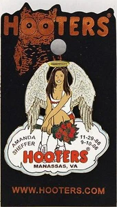 PIN CONMEMORATIVO DE ÁNGEL AMANDA SHEFFER HOOTERS RESTAURANTE CHICA MANASSAS VA VIRGINIA - Imagen 1 de 3