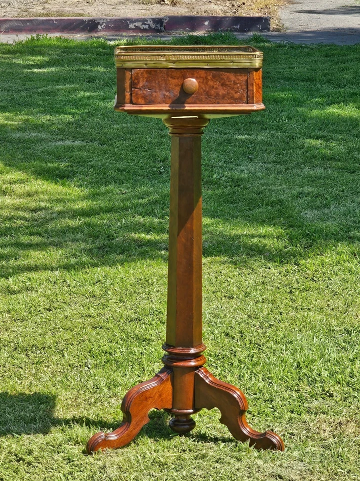 Tapa de nogal con rebabas francesas del siglo XIX y pedestal de caoba 42" H Foto 1 de 4