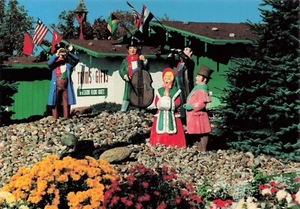 Carolers Bronner's Christmas Wonderland, Frankenmuth MI 4 x 6 Vintage PC - Picture 1 of 2