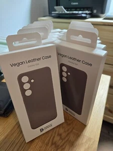 Lot de 10 coques téléphone officielles Samsung Galaxy S24 - Photo 1 sur 4