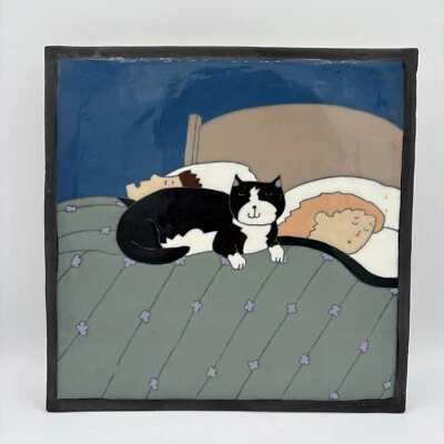 Azulejo de cerámica hecho a mano remache arte gato negro blanco gatito cama dormir de colección 10" Foto 1 de 4