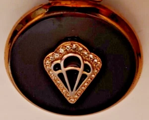 "Caja de pastillas vintage esmaltada Stratton hecha en Inglaterra con recogedor de pastillas de cristales 1,75""" - Imagen 1 de 8