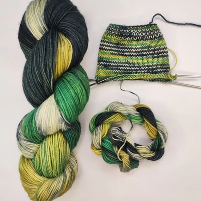 Handgefärbte Sockenwolle 100g  Moosgold  sehr Weiche Wolle Strickgarn 75/25 Garn - Bild 1 von 4