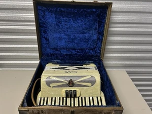 Contello Ivory Accordion - Picture 1 of 24