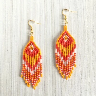 Orange red beaded earrings, Halloween seed bead earrings with fringe Foto 1 de 4
