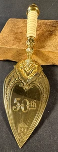 Utensilio cuchara plana vintage 50 aniversario tono dorado servidor de pasteles - Imagen 1 de 9