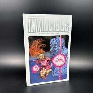 Invincible Compendium Two - Variante DCBS copertina rigida - SIGILLATO - immagine fumetto - Foto 1 di 4