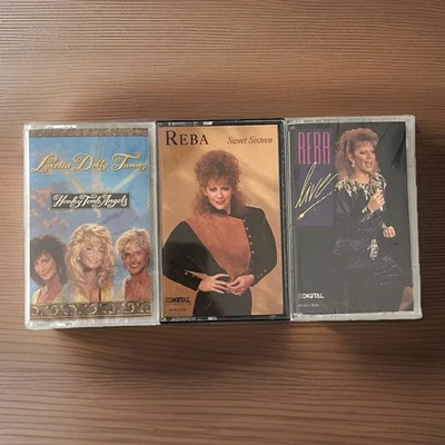 3 Country Cassettes Dolly Parton, Loretta Lynn Honky Tonk Angels , Reba McEntire Foto 1 de 4