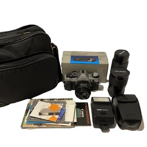 CANON AE-1 PROGRAMMA FOTOCAMERA CON 3 OBIETTIVI 28MM 75MM 28/75-200MM Speedlite 188A Flash - Foto 1 di 23