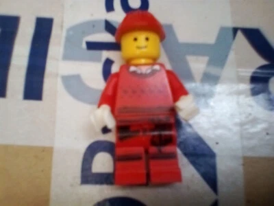 Lego Mini Figura Sombrero de Granjero Rojo en Rojo Foto 1 de 3