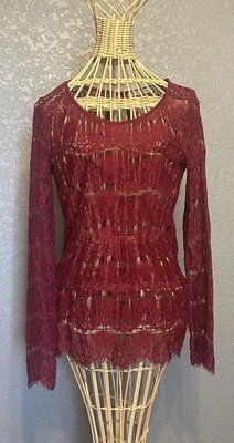 Camisa boho manga larga con textura de encaje rojo transparente pequeña romance Maurices para mujer Foto 1 de 4