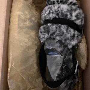 NEU UGG Koolaburra Fuzz'd Out Hausschuhe Gepard Damengröße 8 - Bild 1 von 9