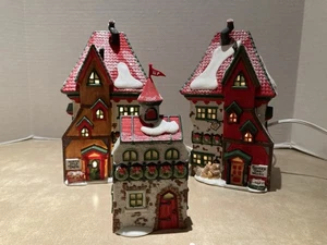 DEPT 56 North Pole Series 1994 Muñecas y Oso de Santas Works Set 3 en caja - Imagen 1 de 23