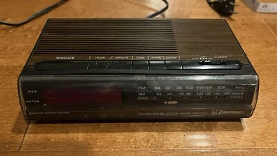 RADIO RELOJ LED ROJO EMERSON VINTAGE MODELO ROJO5521A MADERA GRANULADA PROBADA Foto 1 de 3