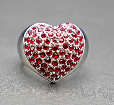Anillo pavé rojo estrás en forma de corazón tono plata talla 6,75 Foto 1 de 4
