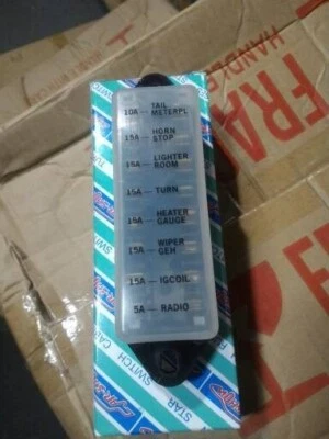 Toyota Hilux RN20 RN22 RN25 RN27 Truck Pickup 1972-1978 Fuse Box NEW - Image 1 of 4