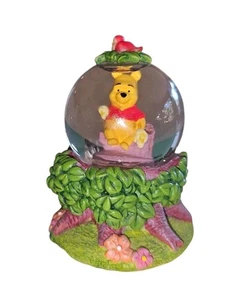 Mini globo de nieve coleccionable de Winnie the Pooh de Disney con pájaro rojo anidador - Imagen 1 de 4