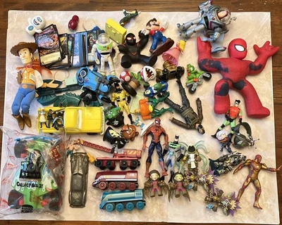 LOTE DE JUGUETES CON CAJÓN DE CHATARRA Varios - Funko, Toy Story, Mario - McD, Tarjetas Warcraft Foto 1 de 4