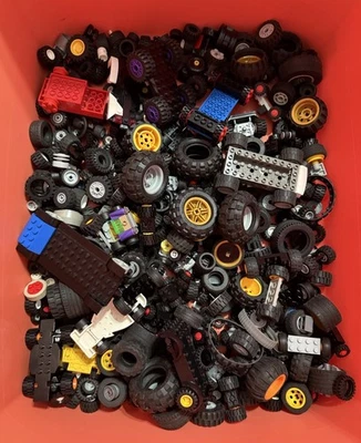 LEGO lote a granel de 4,5 libras. Surtido de neumáticos mixtos ruedas ejes vehículos accesorios Foto 1 de 4