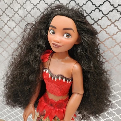 Muñeca de moda Princesa Moana de Disney Store con traje. Sin accesorios adicionales  Foto 1 de 4