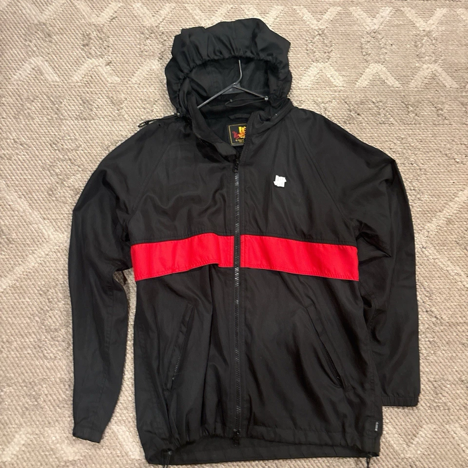 Chaqueta cortavientos negra para hombre Undeafeted negra y roja talla XL cremallera con capucha Foto 1 de 3