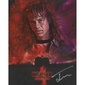 Joseph Quinn Autographed "Stranger Things" 8X10 Photo (Season 4) - Bild 1 von 2