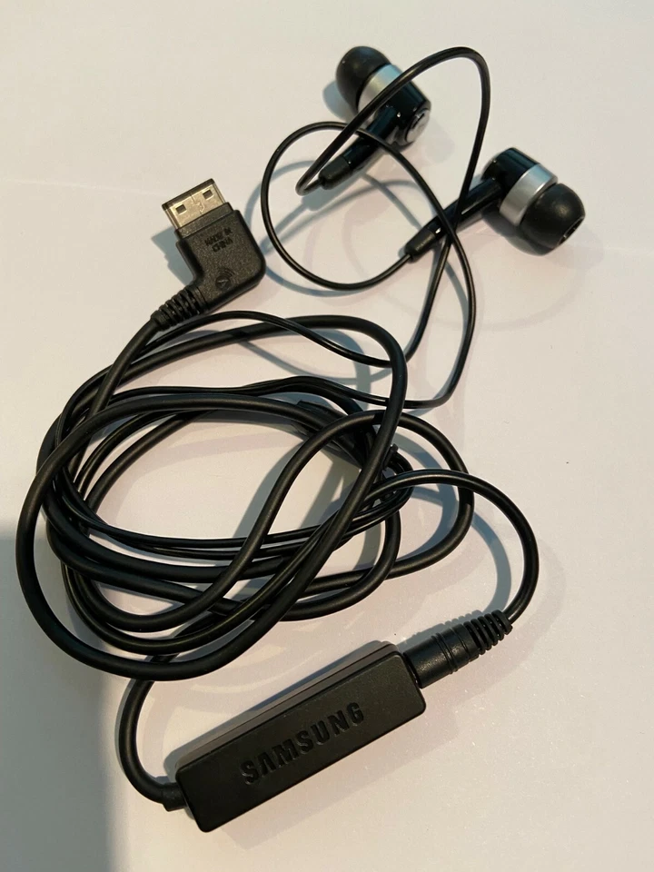 Samsung Stereo Earbuds Headset AAEP407SBE Black Original. Brand New Sealed pack. - Image 1 of 3