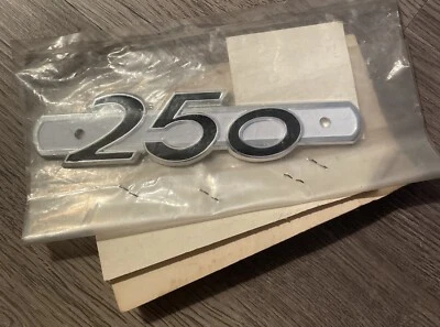 NOS SUZUKI T250 HUSTLER GENUINE SIDE EMBLEM BADGE 68141-18400 NEW OEM - Image 1 of 2