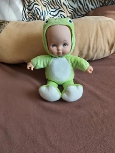 Puppe Babypuppe im Frosch Outfit Bauchpresse für krächzende Geräusche GWO  - Bild 1 von 21