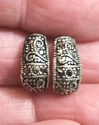 Pendientes pequeños vintage de pirita de marcasita gris plata gris metalizado poste curvo remolino Foto 1 de 4