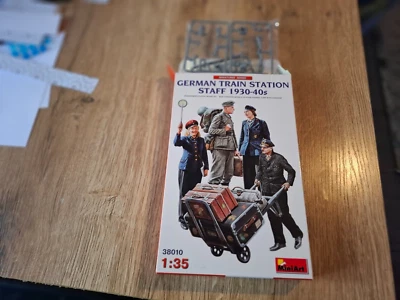MAQUETTE PERSONNAGES 1/35e "GERMAN TRAIN STATION STAFF 1930-40s" MINIART NEUF - Photo 1/2