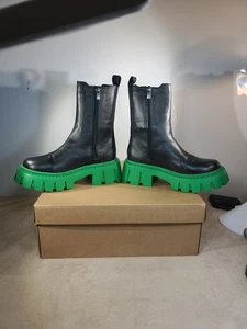 Steve Madden Charges Chelsea Leder Stiefel schwarz/grün | Größe 35 passt einer 5 / 5,5 - Bild 1 von 10