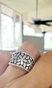Retired James Avery Wide Flower Band Ring Tapers in Back SO CUTE! Sz 7 - Picture 1 of 4