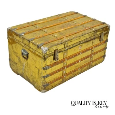 Antiguo cofre victoriano de almacenamiento de baúl de tren con banda de madera revestida de latón Foto 1 de 4