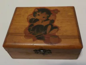 Caja de madera con bisagras vintage con cola de paloma con calcomanía gato juguetón con hilo en la parte delantera - Imagen 1 de 9
