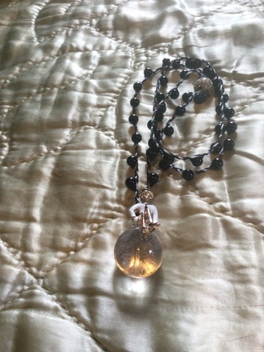 CHANEL Piscina di luci sfera di quarzo su cavo di perline onice con CoCo Gabrielle su di esso