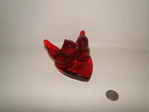 Vidrio soplado Cardenal of Love pájaros dobles en un corazón, 3 1/2" de alto, 4 1/2" de ancho - Imagen 1 de 6
