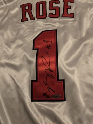 Camiseta deportiva firmada por Derrick Rose de los Chicago Bulls cubierta superior UDA MVP parche automático 1 de 101  Foto 1 de 4