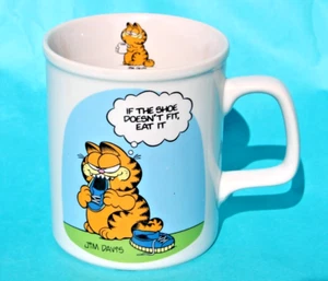 Vintage 1981 ENESCO Garfield Coffee Mug/Cup E9088 If The Shoe Doesn't Fit Eat It - Picture 1 of 6