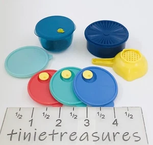 Tupperware Set Of 5 Vtg Mini Refrigerator Magnets Lids vent n Serve colander - Picture 1 of 3