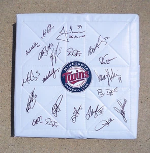 JUSTIN MORNEAU MINNESOTA TWINS TEAM SIGNED BASEBALL COA - Picture 1 of 2
