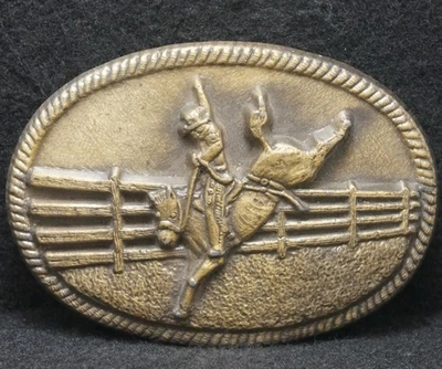 XB01115 VINTAGE 1981 *COWBOY ON BUCKING HORSE* WESTERN ARTWORK MENS BELT BUCKLE - Image 1 of 2