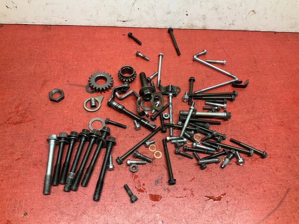 84 HONDA XL 250 R XL250 1984 PERNOS DE CULATA VARIOS ACCESORIOS LOTE DE PIEZAS Foto 1 de 1